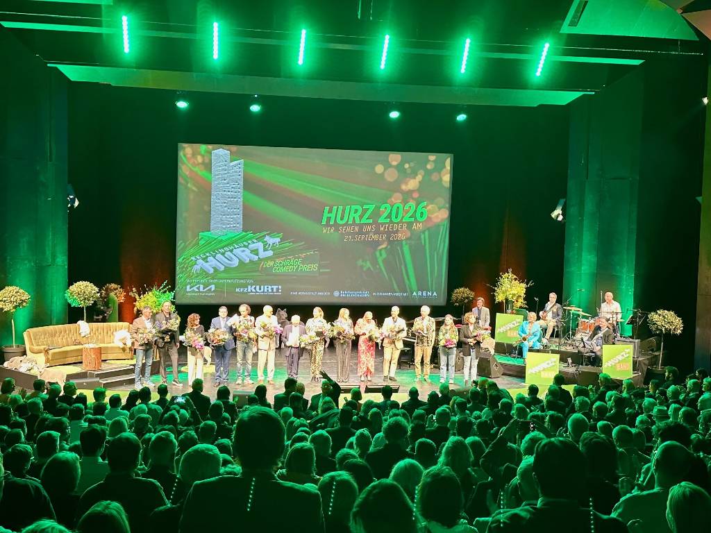 Dieses Mal findet der „Hurz“ zwar nicht im großen Theatersaal statt, der Promi-Dichte auf der Bühne tut das aber keinen Abbruch. Stadt RE