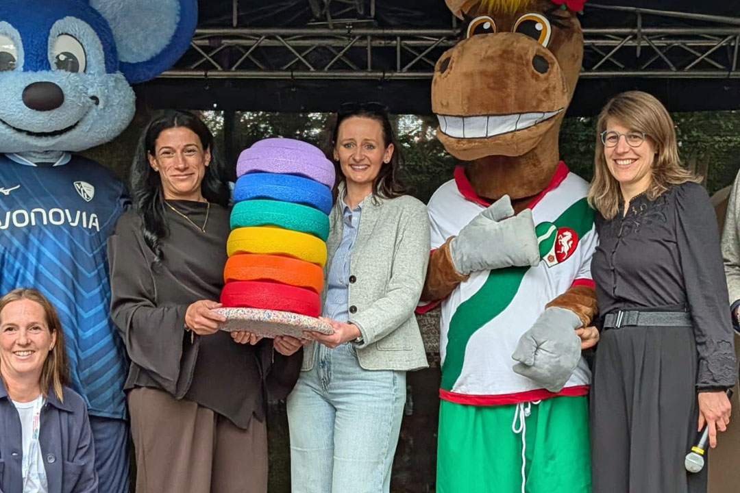 Preisübergabe beim Weltkindertags-Fest in Bochum (v.re.): NRW-Familienministerin Verena Schäffer, Katharina Venetis und Nurten Günes von der Recklinghäuser Großtagespflegestelle und Julia Schünemann (Landesverband Kindertagespflege NRW).