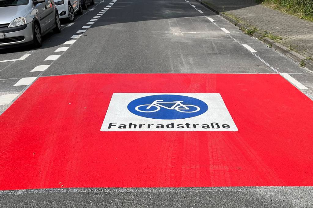 Rot markierte Fahrradstra&szlig;e.