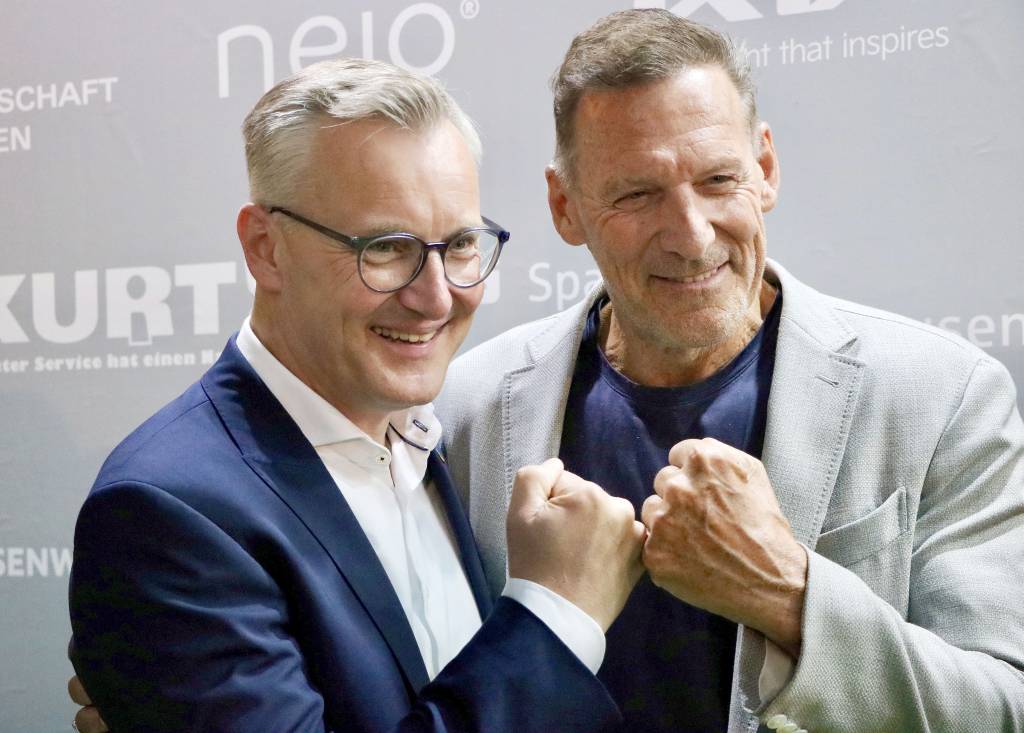 Sie standen zum ersten Mal beim Hurz im Rampenlicht: B&uuml;rgermeister Axel Tschersich, der seine Jury-Premiere feierte und Schauspieler Ralf Moeller, der den &bdquo;Gladiator-Hurz&ldquo; erhielt. Foto: Stadt RE
