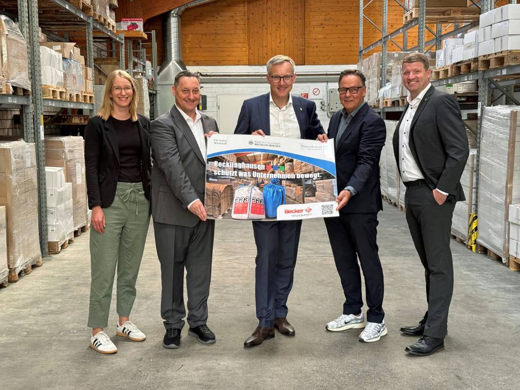 B&uuml;rgermeister Axel Tschersich, Christian Wi&szlig;ing (Abteilungsleiter Wirtschaftsf&ouml;rderung, re.) und Sabine H&uuml;ffmann (Wirtschaftsf&ouml;rderung, li.) wurden beim Firmenbesuch bei der Becker Verpackungen GmbH von Gesch&auml;ftsf&uuml;hrer Thorsten Mallach (2. v. li.) und Verkaufsleiter und Juniorchef Christian Becker (2. v. re.) empfangen. Foto: Stadt RE