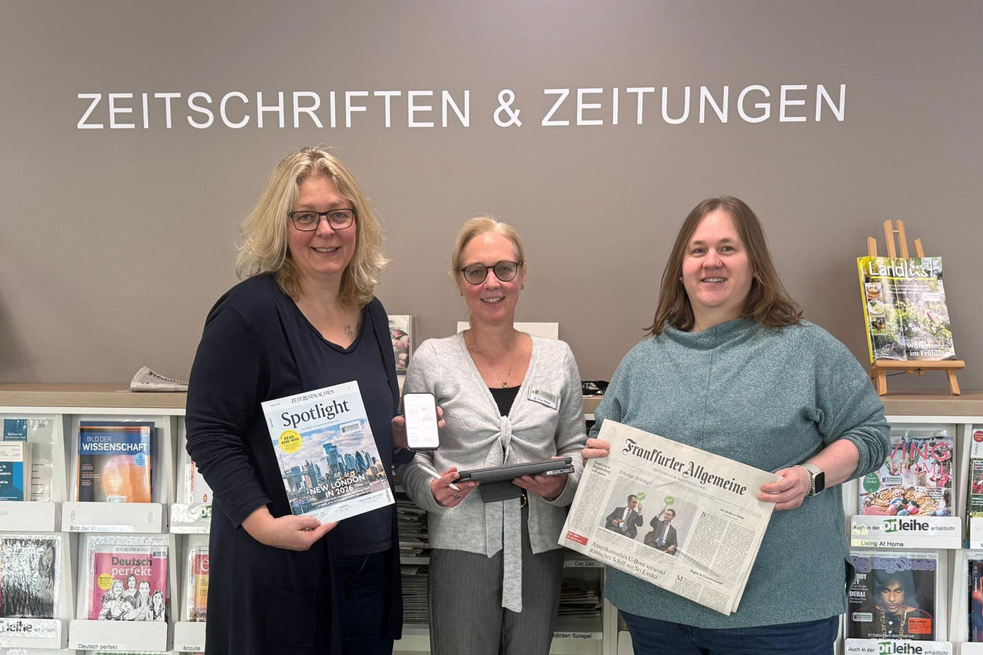 Die Leiterinnen des Bibliotheksverbundes freuen sich &uuml;ber das neue digitale Medienangebot (v.li.): Andrea Coenen-Brinkert (Haltern am See), Sandra Hilse (Recklinghausen) und Astrid Richter (Marl). 
