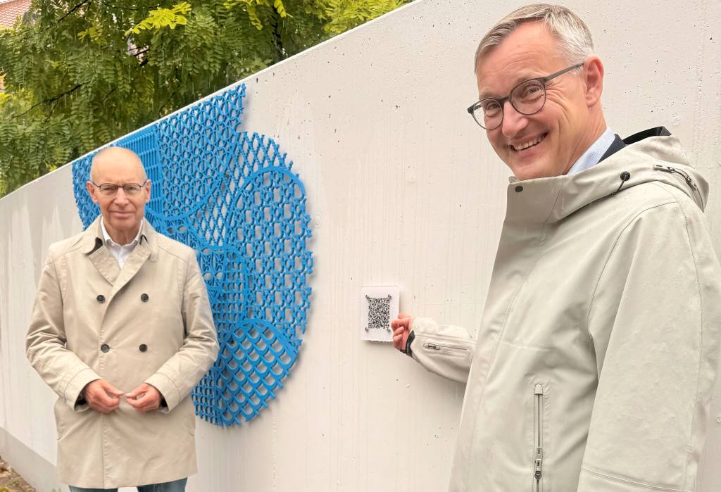 B&uuml;rgermeister Axel Tschersich (r.) und Unternehmer Rainer Hans. Foto: Stadt RE 