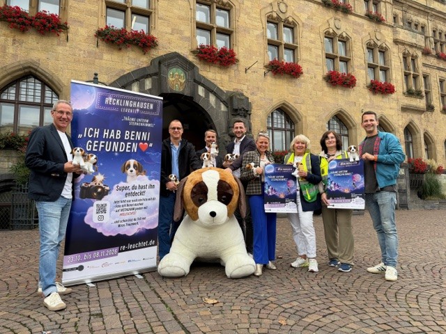 Lars Tottmann (Arena Recklinghausen GmbH), Marc Sch&auml;per (regiofreizeit.de), Georg Gabriel (Stadtmarketing), Markus Droste (Westenergie), Silke Ehrbar-Wulfen (Erste Beigeordnete), Uschi Weber, Gabi Krane (beide Stadtf&uuml;hrerinnen) und Marius Ebel (Arena Recklinghausen GmbH/v. l.) stellten vor dem Rathaus die Programmdetails der 20. Auflage von &bdquo;RE leuchtet&ldquo; vor. Foto: Stadt RE