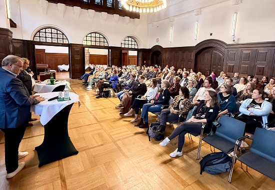 Mehr als 80 Vertreter*innen aus Schulen und aus Reihen der OGS-Tr&auml;ger