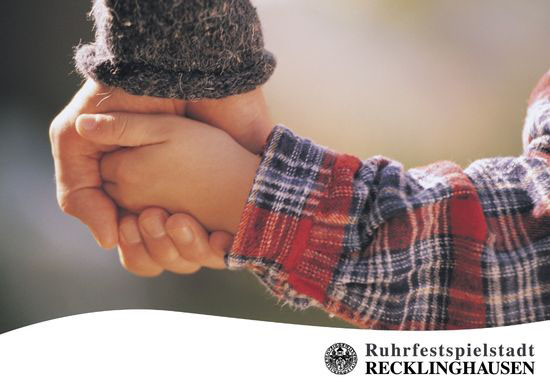 Symbolfoto Pflegekinderdienst, Erwachsene h&auml;lt die Hand eines Kindes.