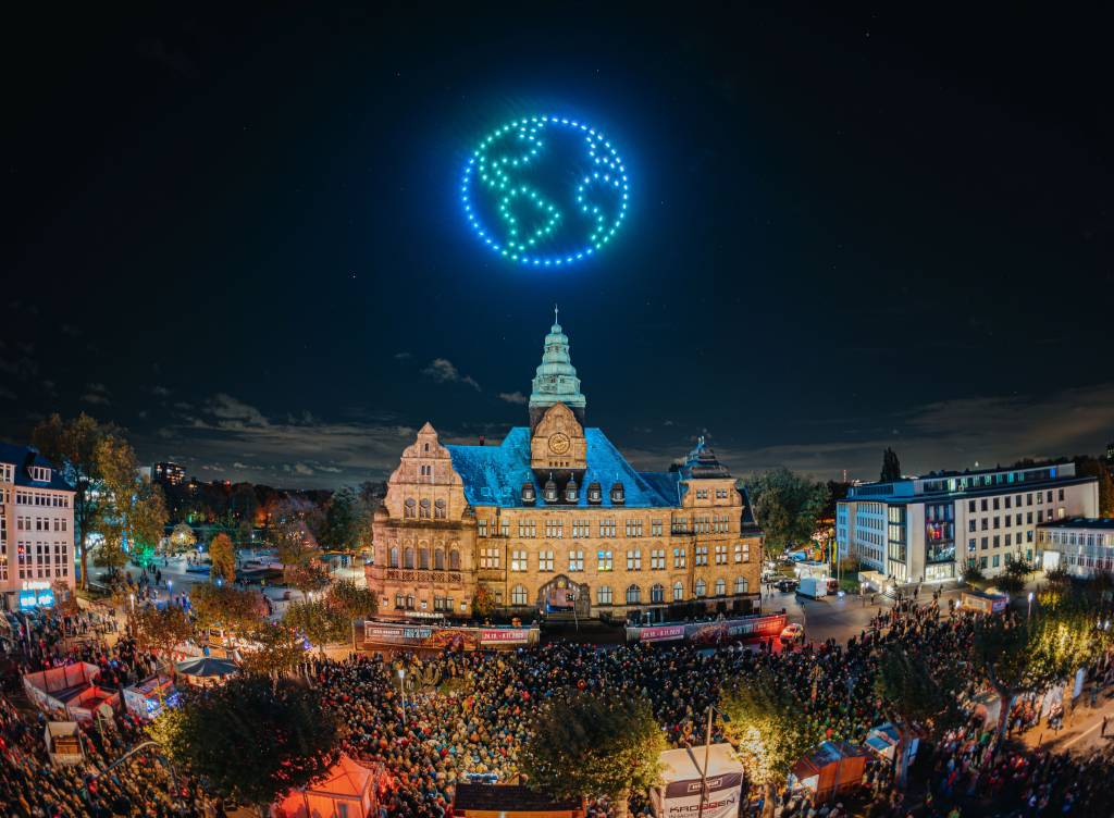 Leider musste der Veranstalter die f&uuml;r den Auftakt von &bdquo;Recklinghausen leuchtet&ldquo; geplante Drohnenshow absagen. Es gibt aber einen Ersatztermin am 31. Oktober um 20 Uhr. Foto: Stadt Recklinghausen