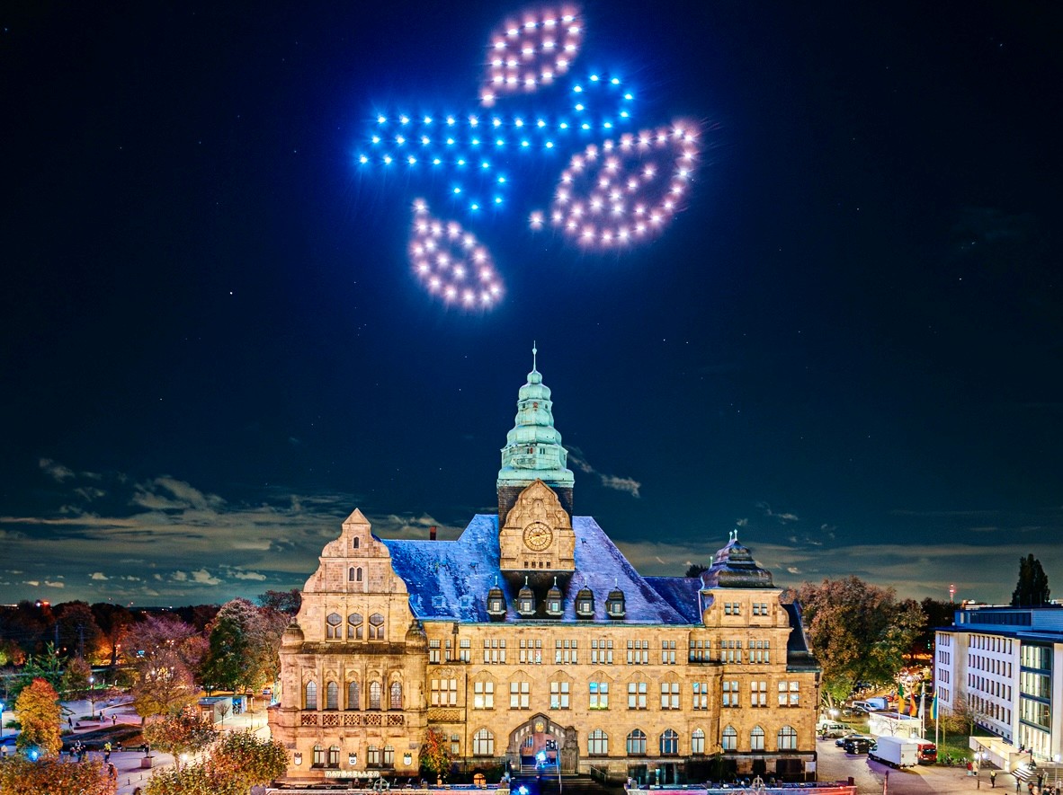 Am Samstag um 20 Uhr steigt am Himmel &uuml;ber den Rathaus die Drohnenshow im Rahmen von &bdquo;Recklinghausen leuchtet&ldquo;. Foto: Stadt RE