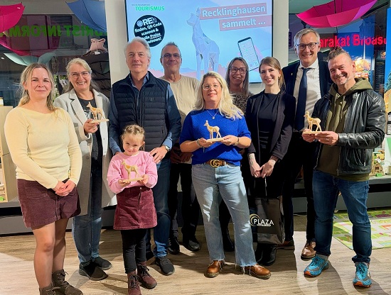 In der Tourist Info an der Martinistra&szlig;e stellten sich Gewinner*innen und Sponsor*innen mit B&uuml;rgermeister Axel Tschersich (2. V .r.) und REh-Sch&ouml;pfer Tom Nassal (r.) zum Erinnerungsfoto auf