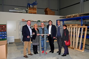 (v. li. n. re.:) Peter und Sandra Richter (Gesch&auml;ftsf&uuml;hrung F&ouml;rder- und Materialflusstechnik GmbH), B&uuml;rgermeister Fred Toplak, Michael Blume (Wirtschaftsf&ouml;rderung Stadt Herten), Benedikt Schmoll (Gesch&auml;ftsf&uuml;hrer EGSE) und Frauke Wiering (Wirtschafts-f&ouml;rderung Stadt Herten) besichtigten das neue Geb&auml;ude auf Schl&auml;gel & Eisen. Stadt Herten