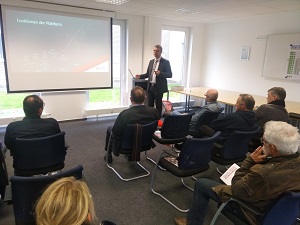 Ludger Blickmann, Gesch&auml;ftsf&uuml;hrer der Kreishandwerkerschaft Recklinghausen, stellt beim Handwerker-Fr&uuml;hst&uuml;ck die Vertriebs-plattform &bdquo;lokalesHandwerk.de &bdquo;vor. Foto Stadt Herten