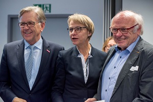 Handwerkskammerpr&auml;sident Hans Hundt, Regierungspr&auml;sidentin Dorothee Feller mit J&uuml;rgen Hegering, der f&uuml;r seine Tischlerei die Auszeichnung &bdquo;Hand.Werk.Frau&ldquo; entgegennahm. (Foto Kompetenzzentrum Frau & Beruf Emscher-Lippe)
