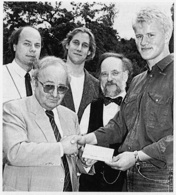 SV-Vertreter übergeben die Spende des Solidaritätskonzerts des Petrinum 1992 an Rolf Abrahamsohn beim Fest von Kultusgemeinde und Christl.-Jüd. Gesellschaft (Foto: Petrinum) 