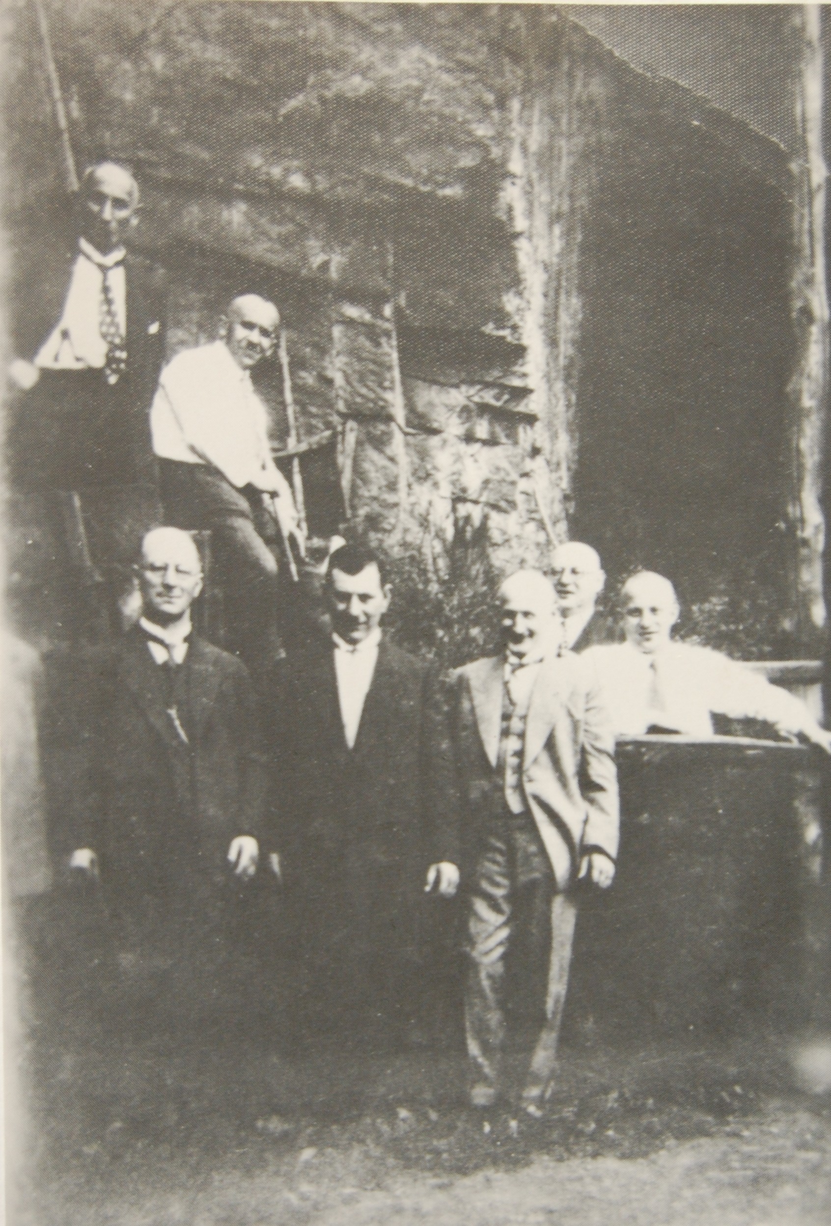 vorn v.l.n.r. Alex, Robert Felix Markus, dahinter v.l.n.r.: Max Burin, David Löwenstein, Isidor und Alfred Heumann (Archiv Möllers) 