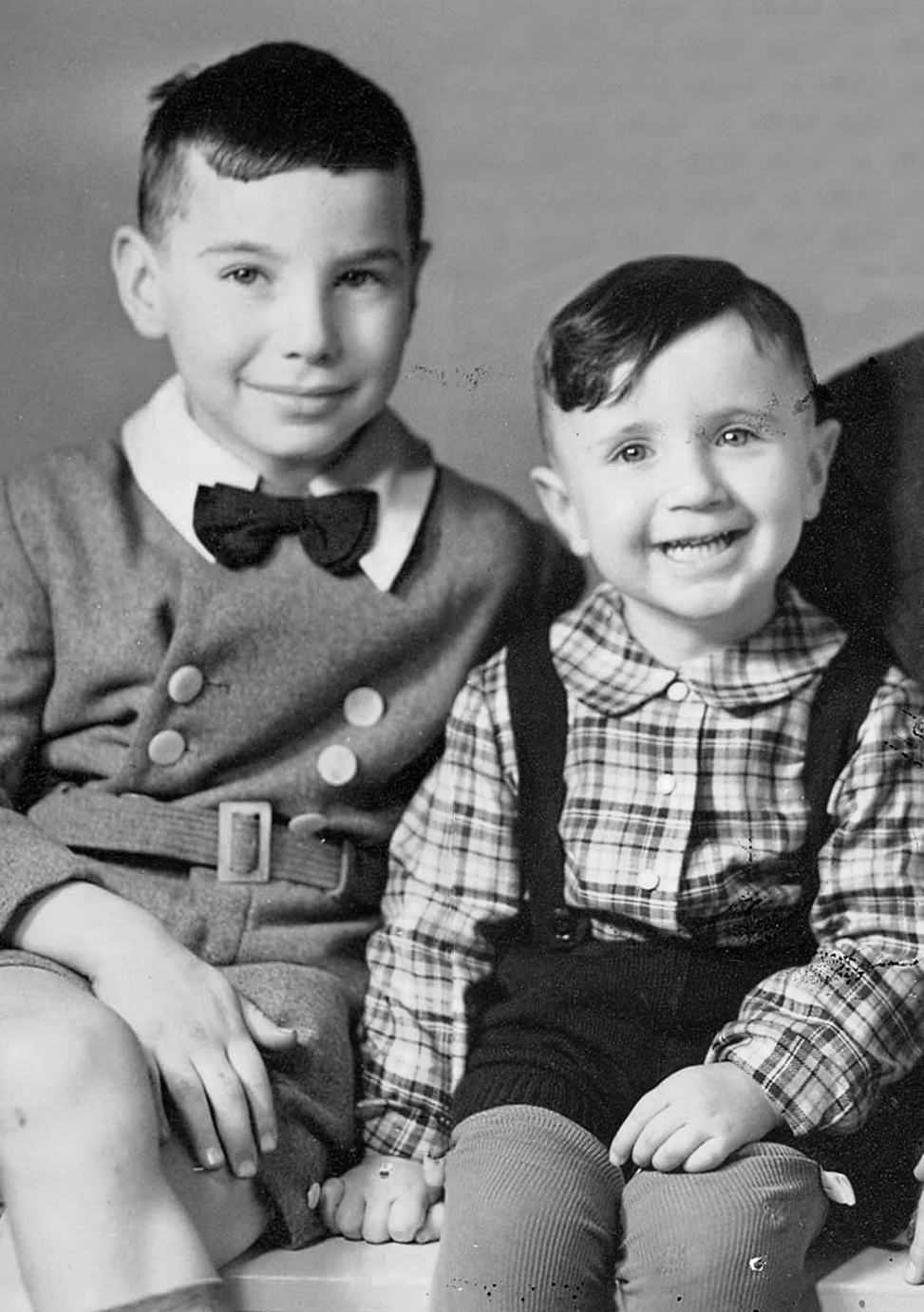 Brüder Hans-Fred (l.) und Günther Aron (r.), ca. 1939 (Foto: Yad Vashem, Rekonstruktion Chhay)