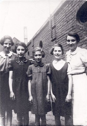 Ruth und Ilse Markus in der Mitte, links Gerda Schuster, rechts R. Eichenwald (Foto: Archiv Georg Möllers)