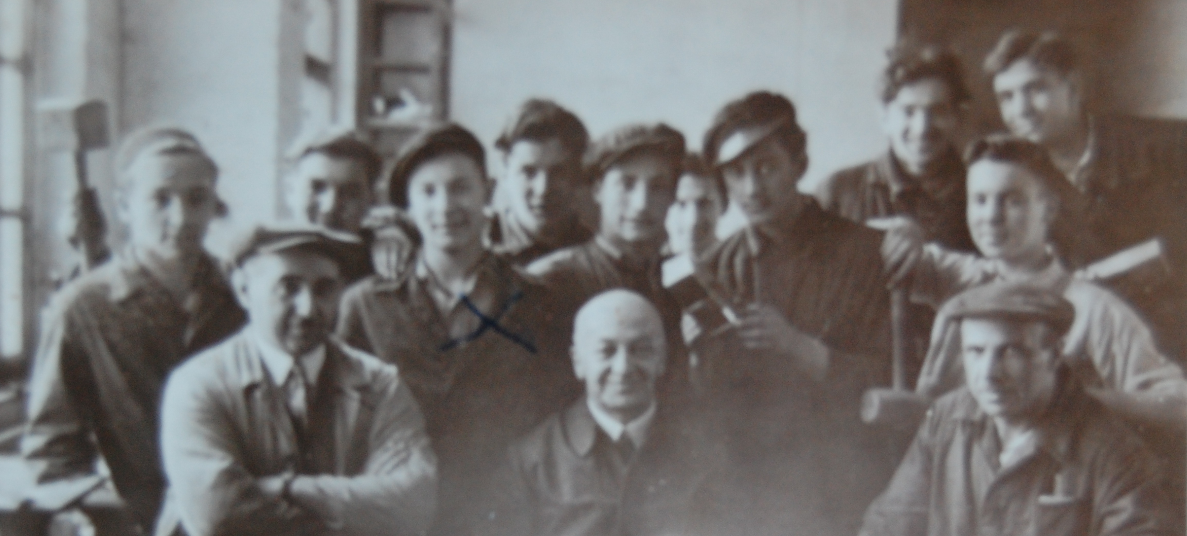 Josef Münster (4.v.l.) in der Werkstatt der ORT-Schule (Foto: Archiv Georg Möllers)