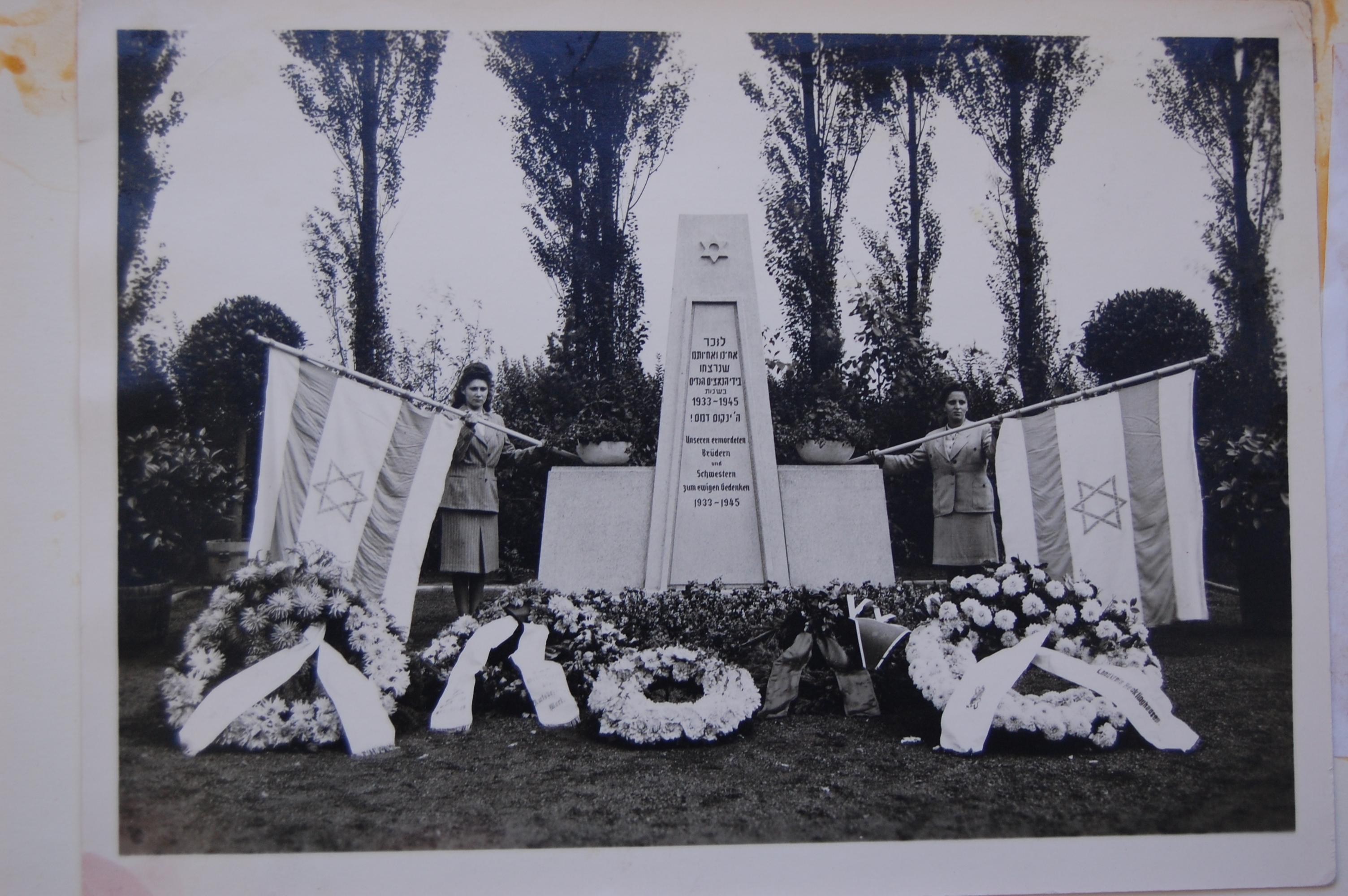 Irma Salomons (r.) und Ruth Eichenwald (l.) bei der Einweihung des Mahnmals auf dem Jüdischen Friedhof am Nordcharweg 1948 (Foto: Archiv Georg Möllers)