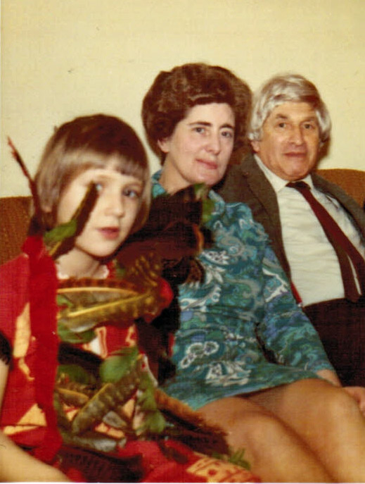 David Kurt Zahler (hinten mit Karnevalsperücke) zusammen mit seiner zweiten Frau zu Gast im Hotel Garni am Grafenwall Recklinghausen, ca. 1971/72 (Foto: Seimetz)