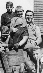 Ludwig Grindel mit Kindern seiner Gruppe (Foto: Archiv G. Möllers)
