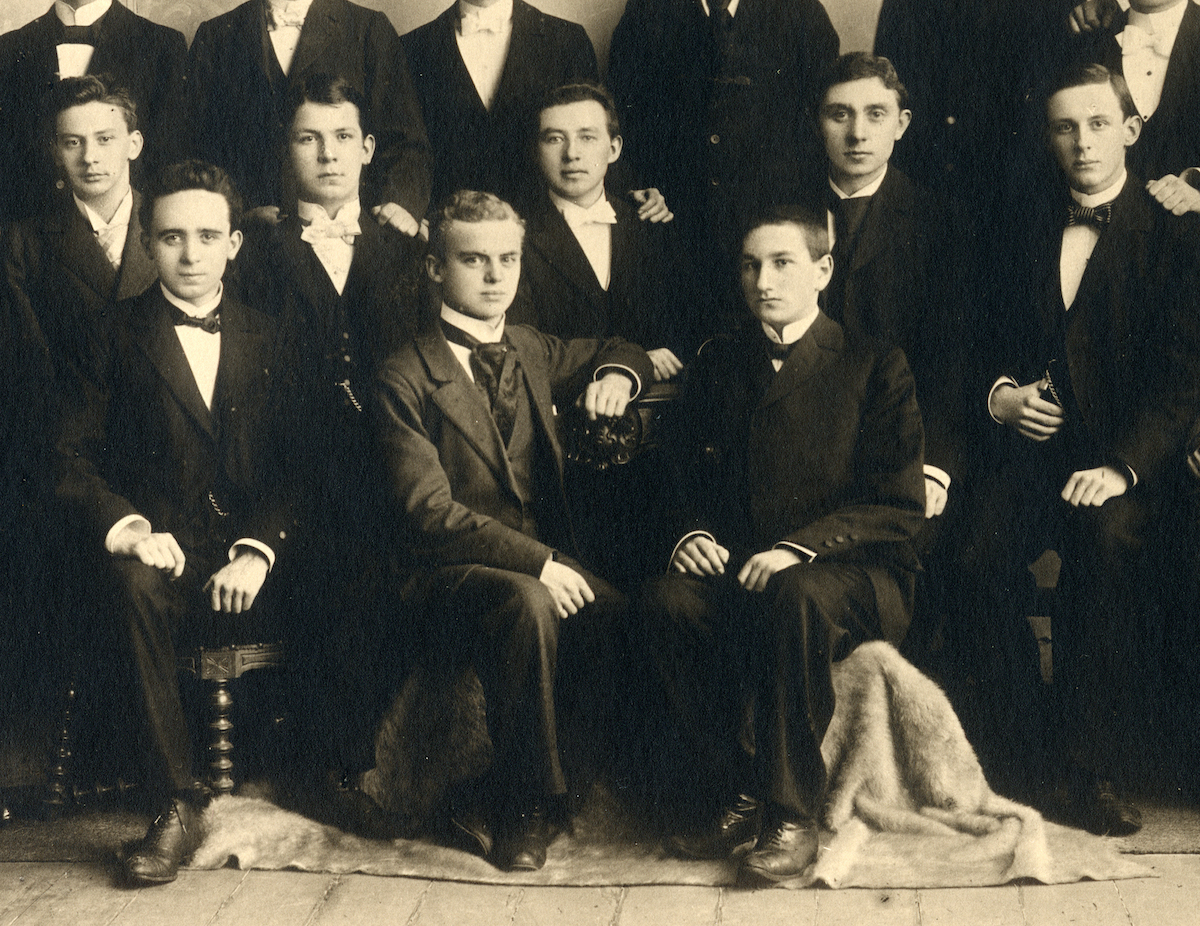 Fritz Cosmann, Abiturienta 1900, vorne rechts