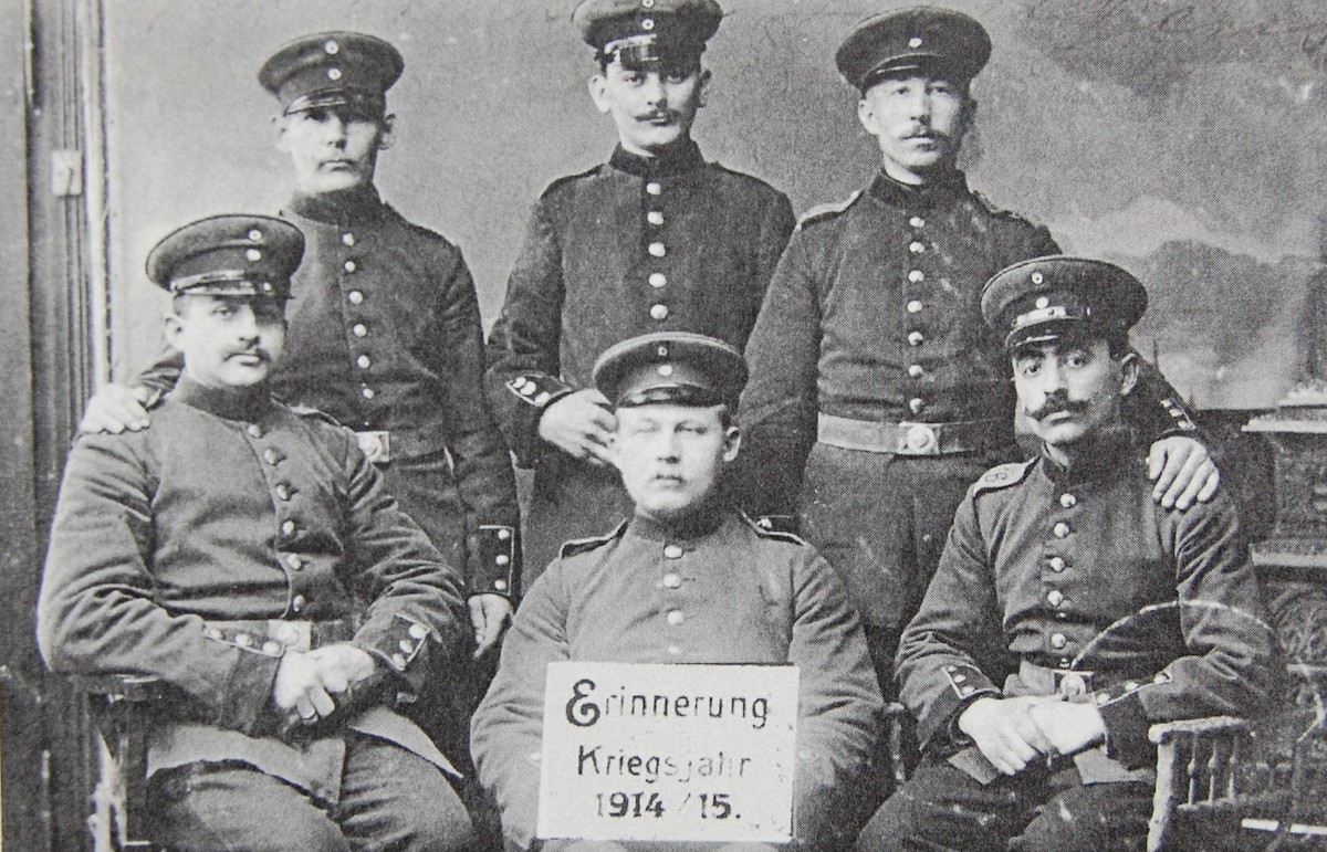 Arthur Abrahamsohn (1.v.r.) im Ersten Weltkrieg (14.03.1915) zusammen mit fünf "Marlschen Jungs" (Foto: Abrahamsohn)