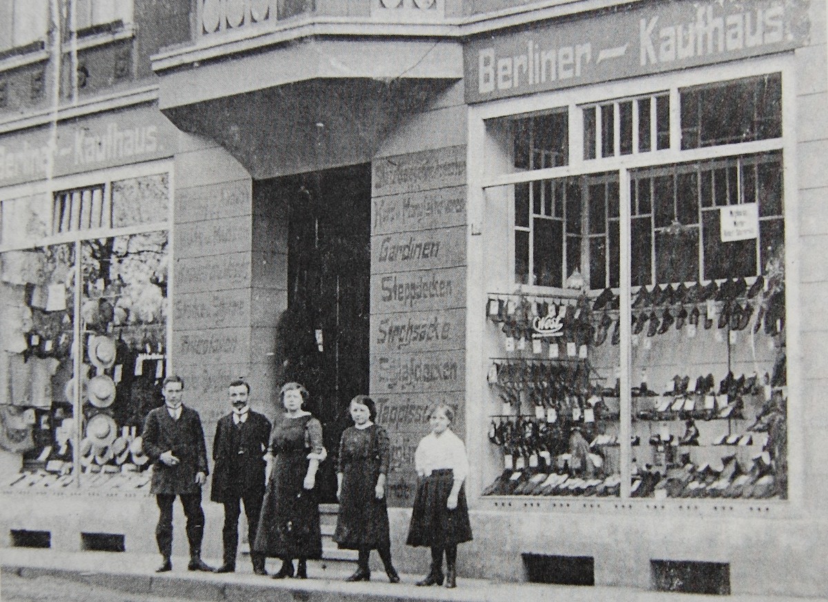 Arthur Abrahamsohn (2.v.l.) und Angestellte vor seinem Textilgeschäft in Marl vor dem Ersten Weltkrieg (Foto: Abrahamsohn)