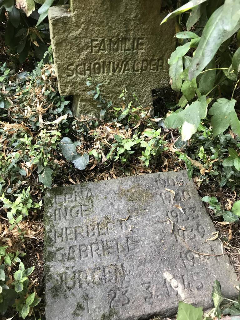 Grabstein Familie Schönwälder. Bildrechte Georg Möllers