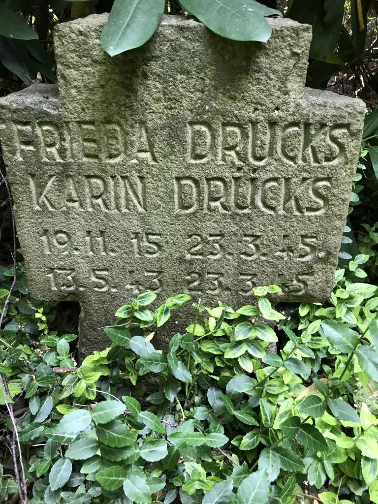 Grabstein Frieda und Karin Drücks. Bildrechte Georg Möllers