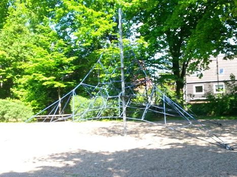 Schulhof Wolfgang-Borchert-Gesamtschule - Nebengeb&auml;ude