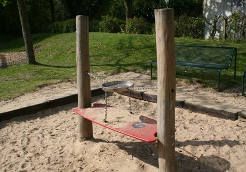 Sandkasten mit Sandboard mit R&uuml;ttelsieb