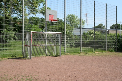 Bolzplatztor mit Basketballaufsatz