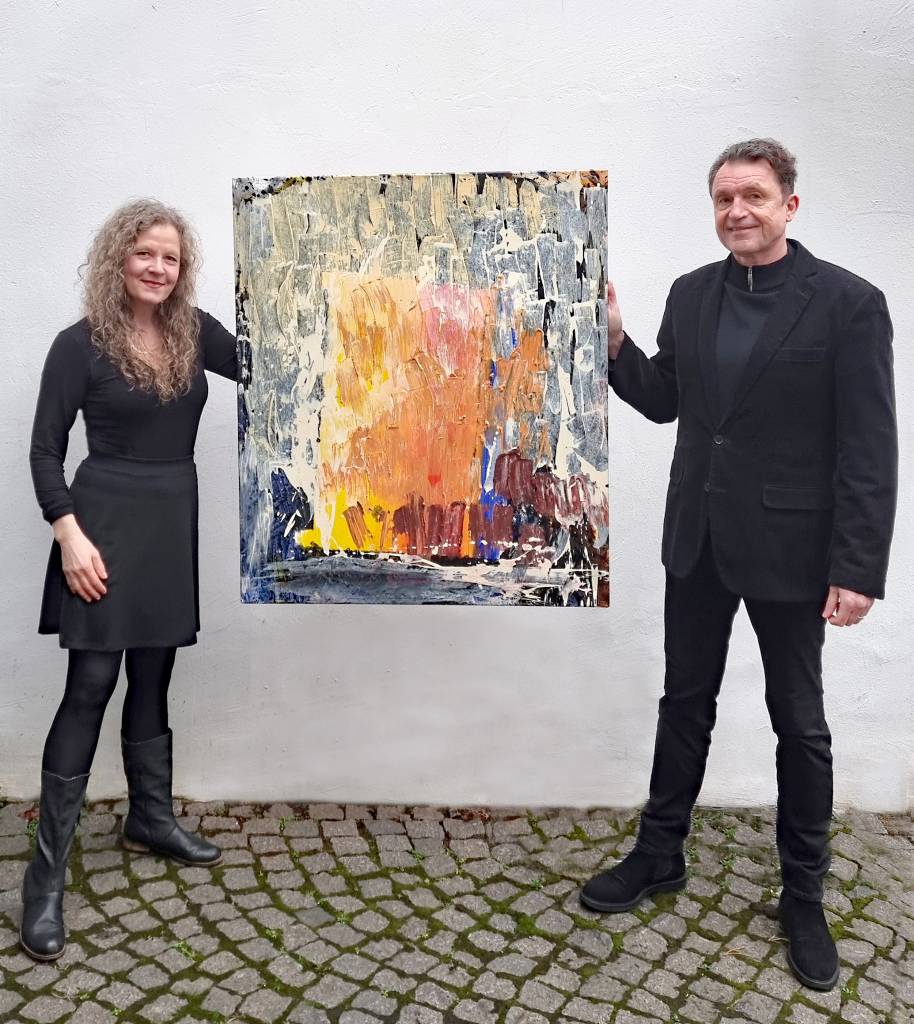 K&uuml;nstlerin Annette Dyba mit Kurator Christian Kordas, Acrylbild: Glowing Structure, 105x95cm