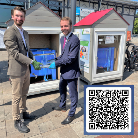 Auf dem Bild: Philipp Pospieszny und BM Marcel Mittelbach auf dem Raiffeissenplatz.